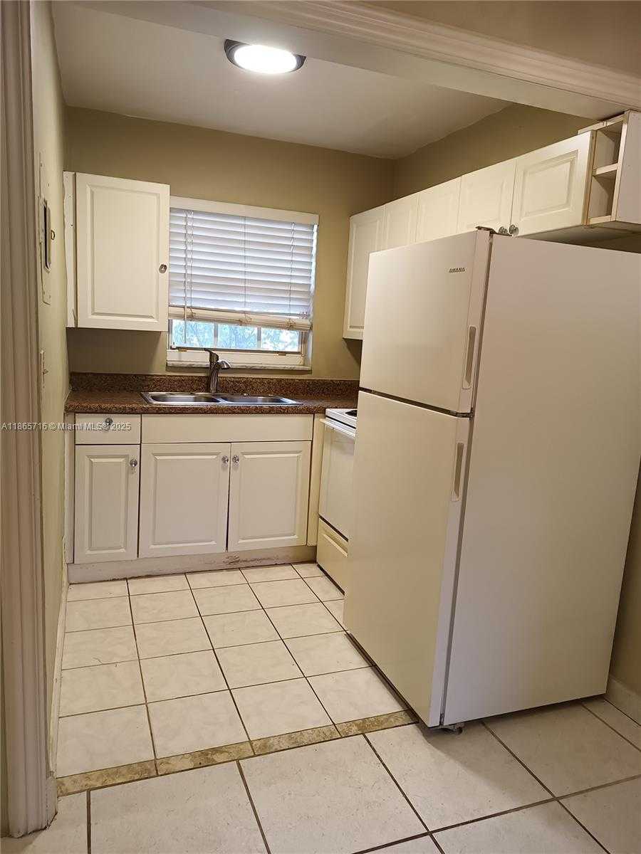 Small Image of Hollywood Number 3