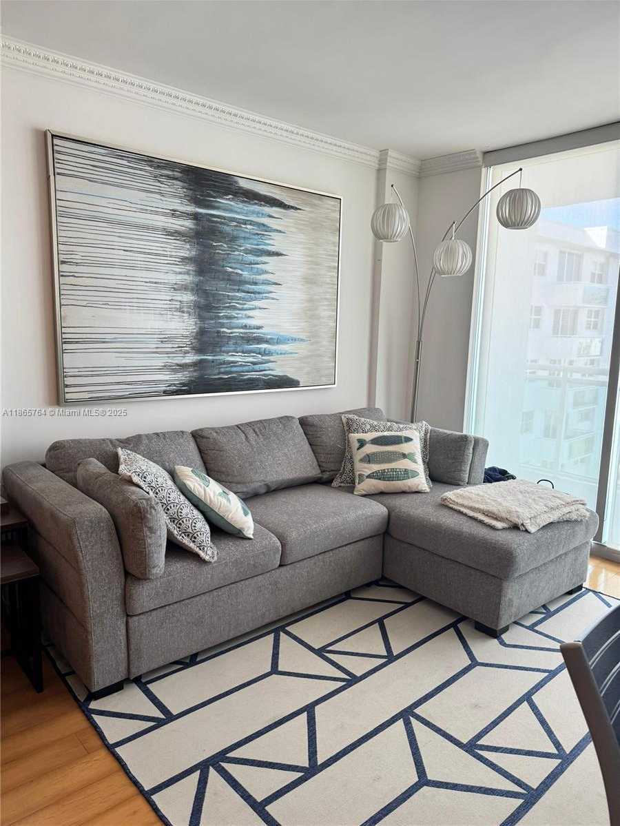 Small Image of Hollywood Number 12