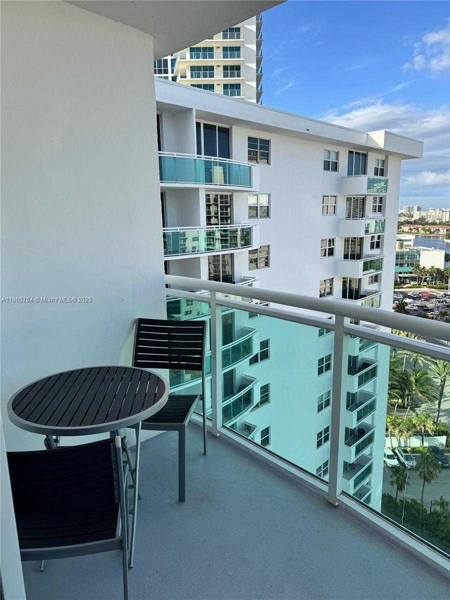 Small Image of Hollywood Number 16