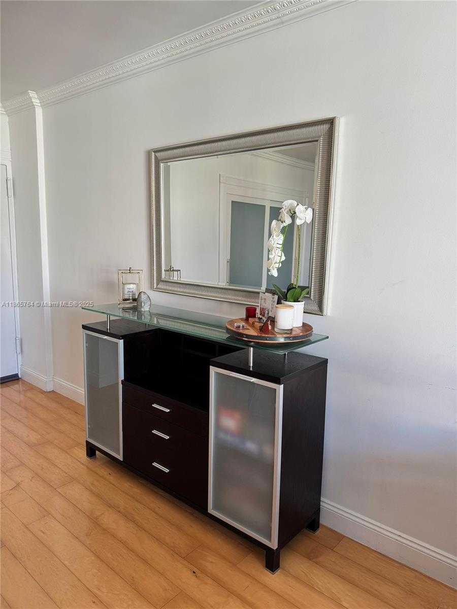 Small Image of Hollywood Number 3