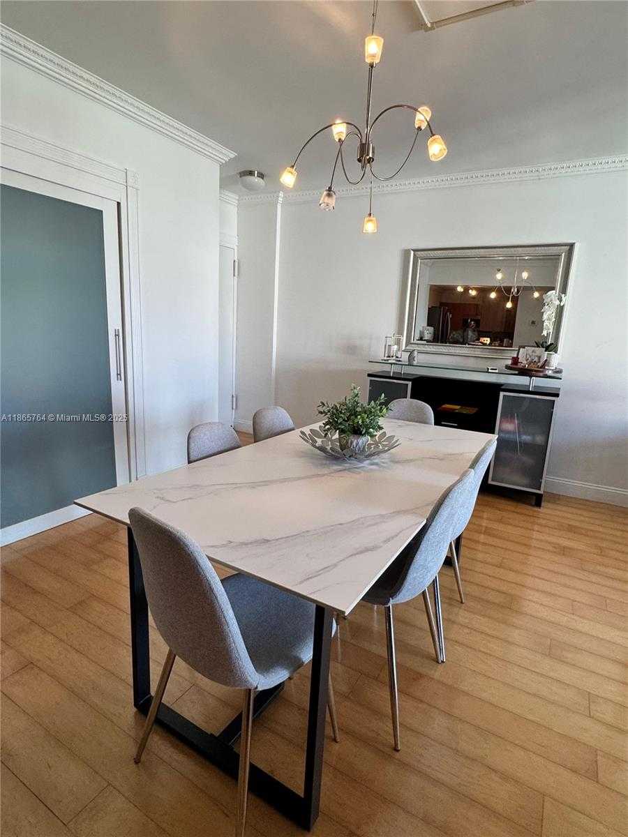 Small Image of Hollywood Number 4