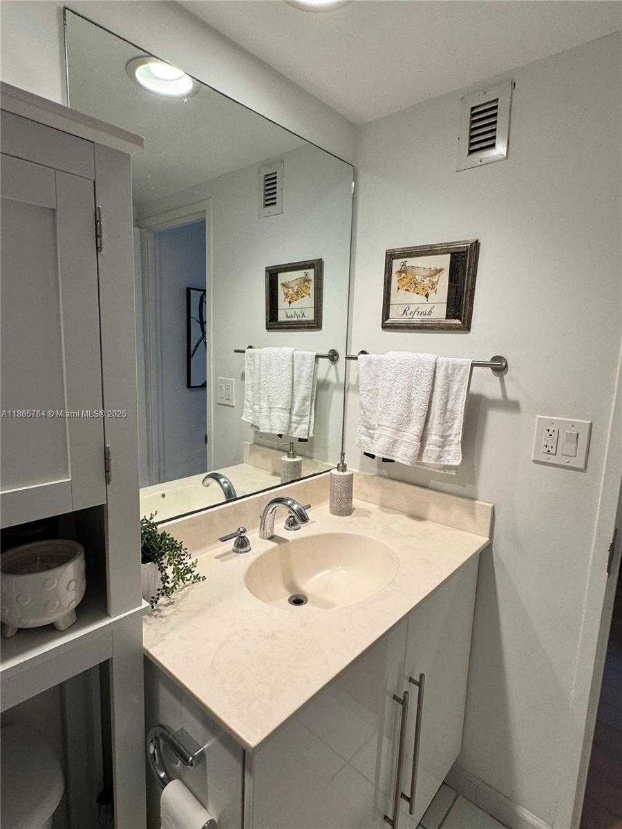 Small Image of Hollywood Number 7