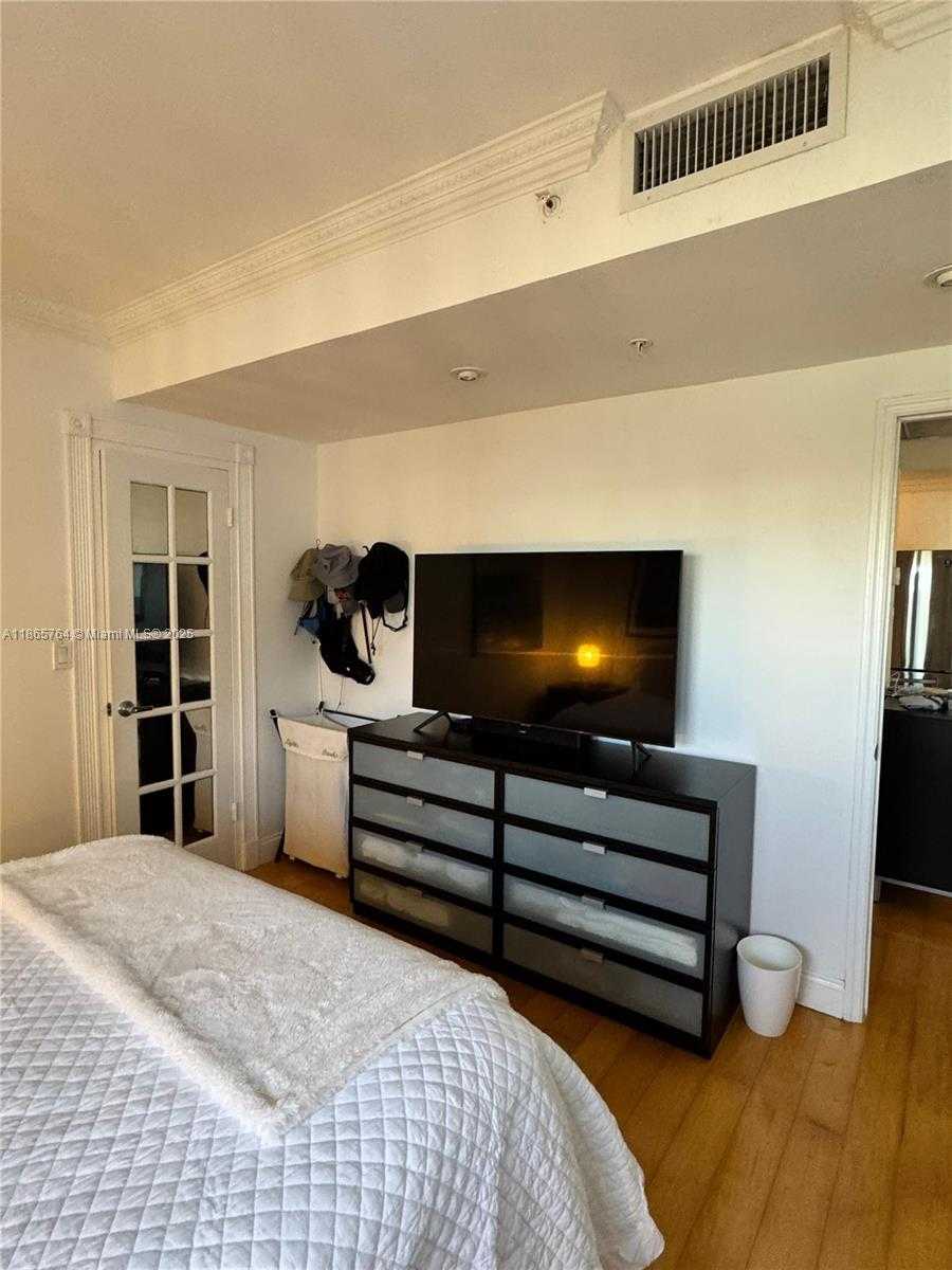 Small Image of Hollywood Number 8