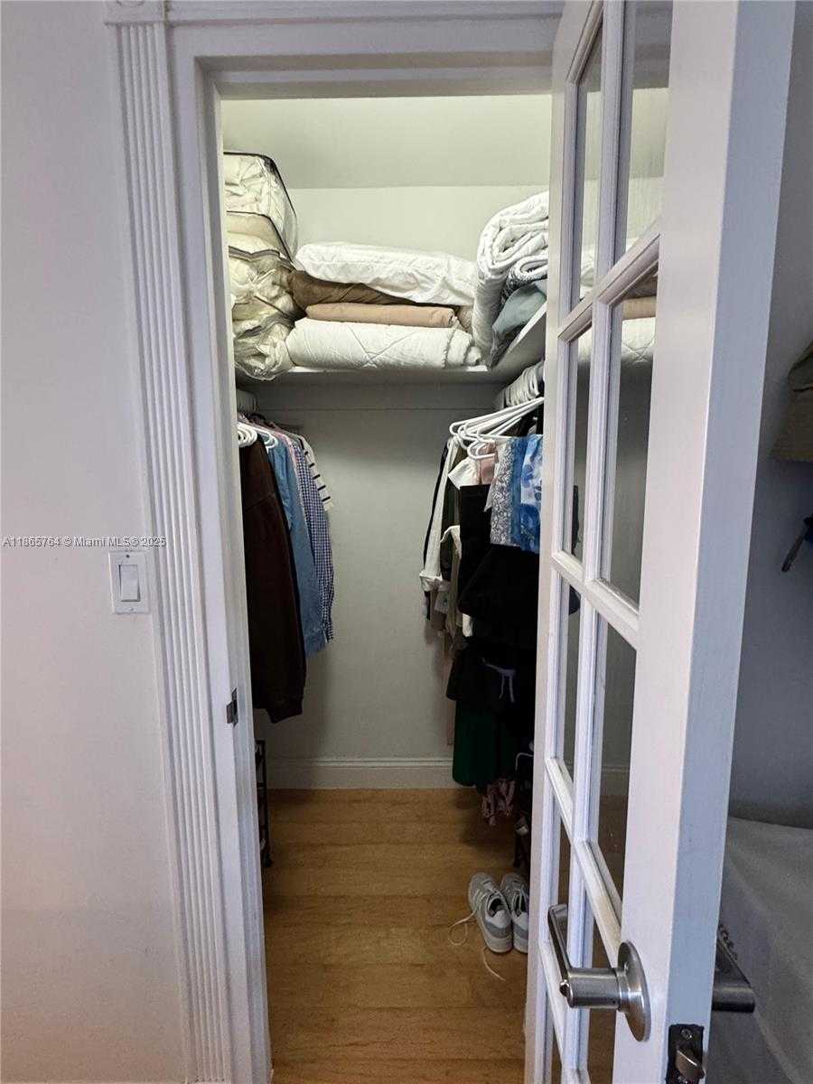 Small Image of Hollywood Number 9