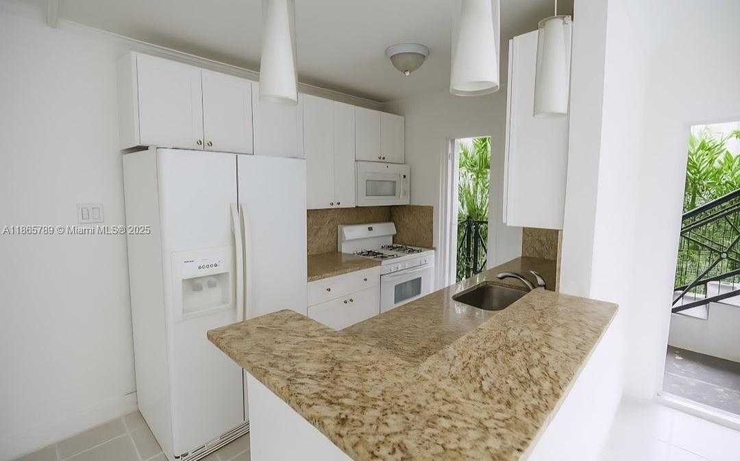 Small Image of 7315 BYRON AVE #9, Miami Beach Number 3