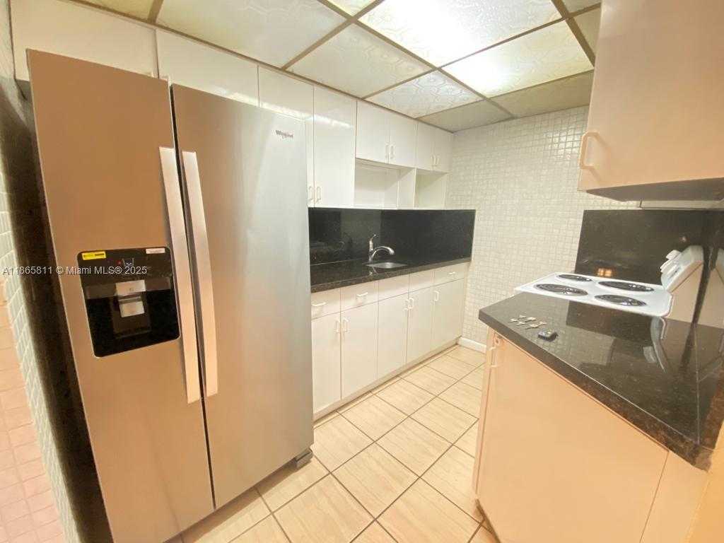 Small Image of 801 MERIDIAN AVE #2E, Miami Beach Number 3
