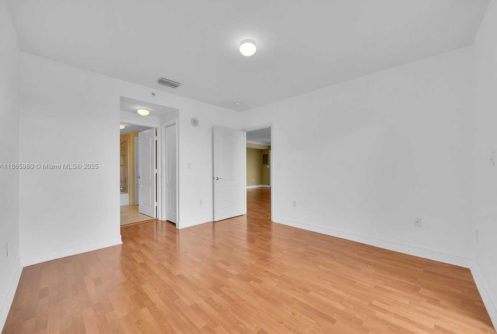 Small Image of 2501 DOUGLAS RD #301, Miami Number 12