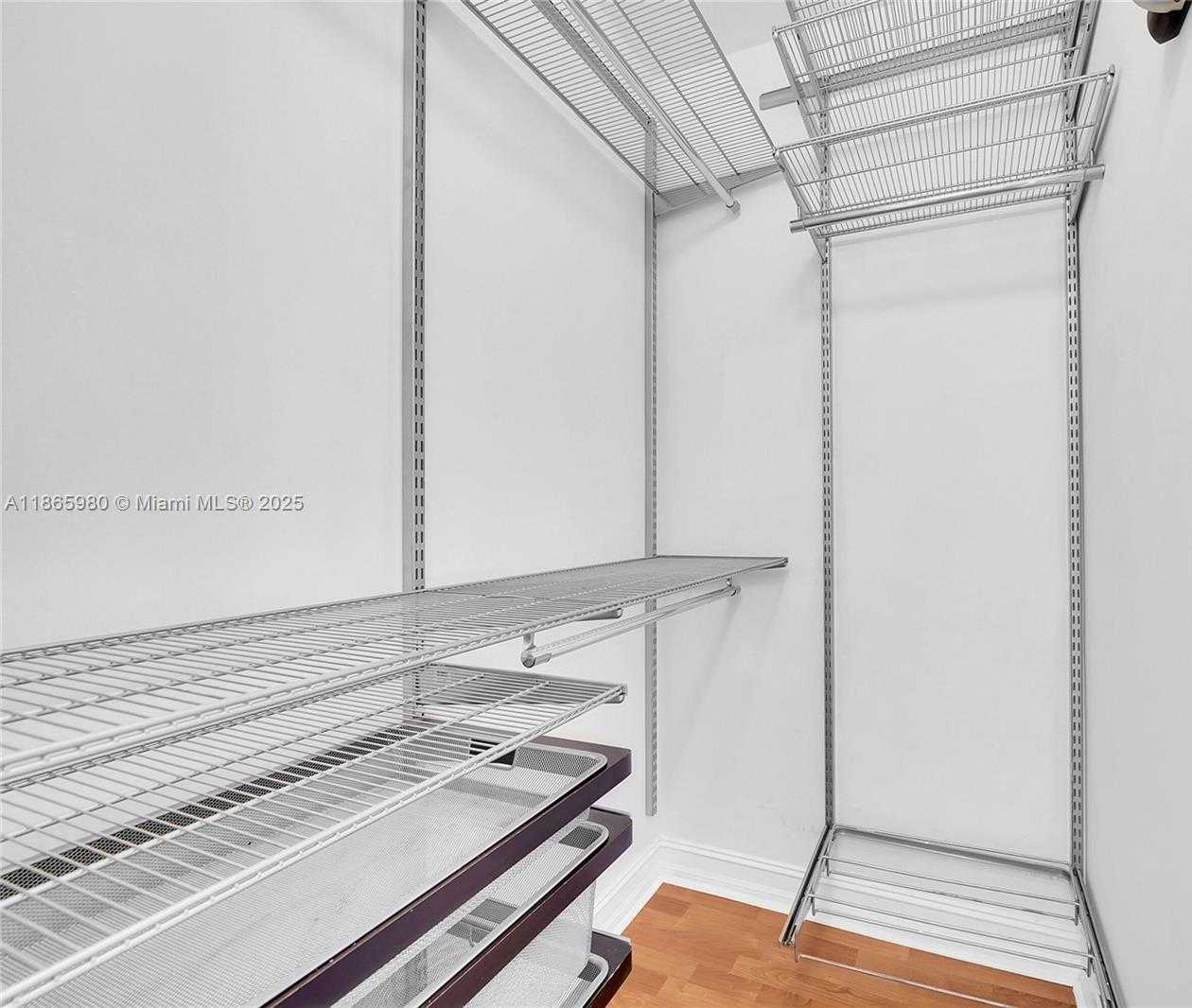Small Image of 2501 DOUGLAS RD #301, Miami Number 13