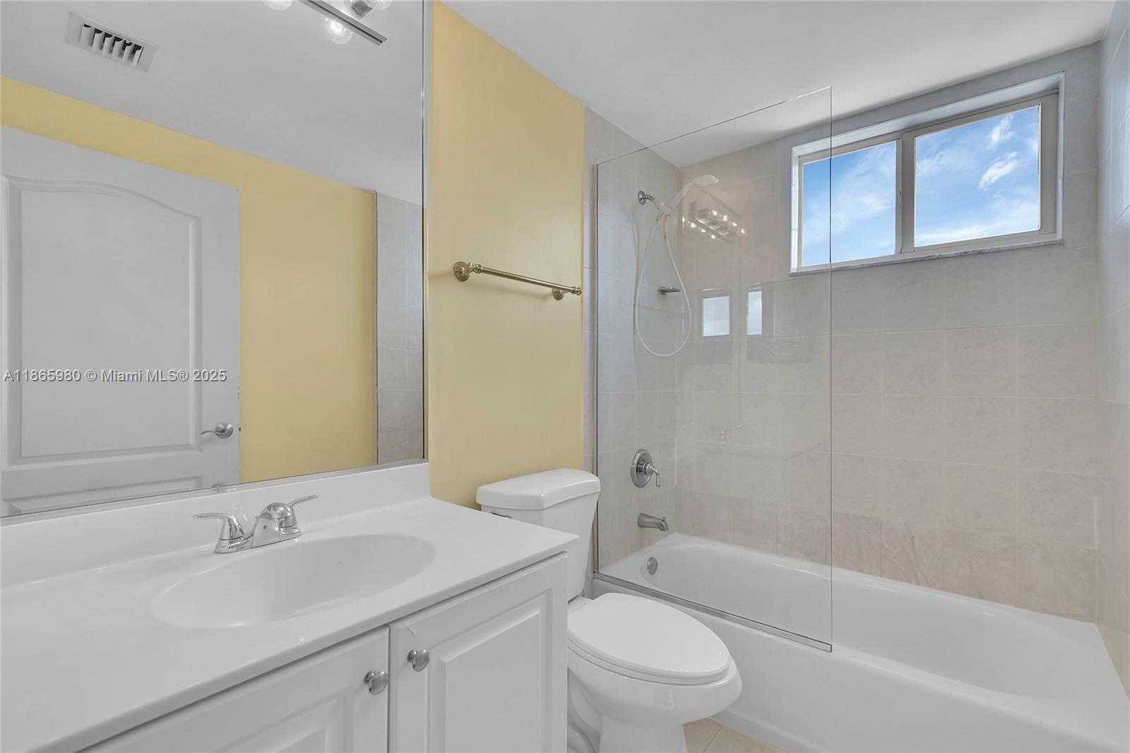 Small Image of 2501 DOUGLAS RD #301, Miami Number 17