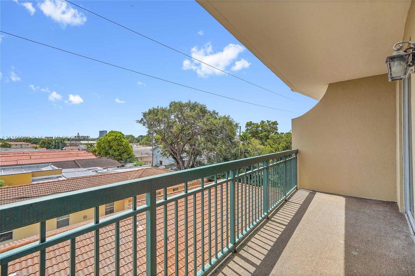 Small Image of 2501 DOUGLAS RD #301, Miami Number 18