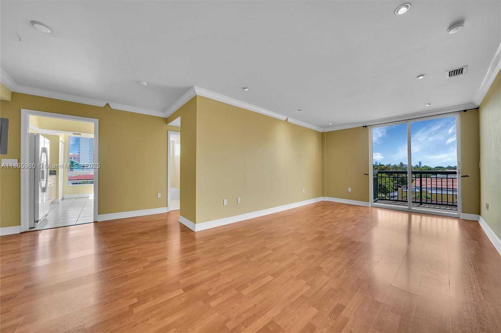 Small Image of 2501 DOUGLAS RD #301, Miami Number 3