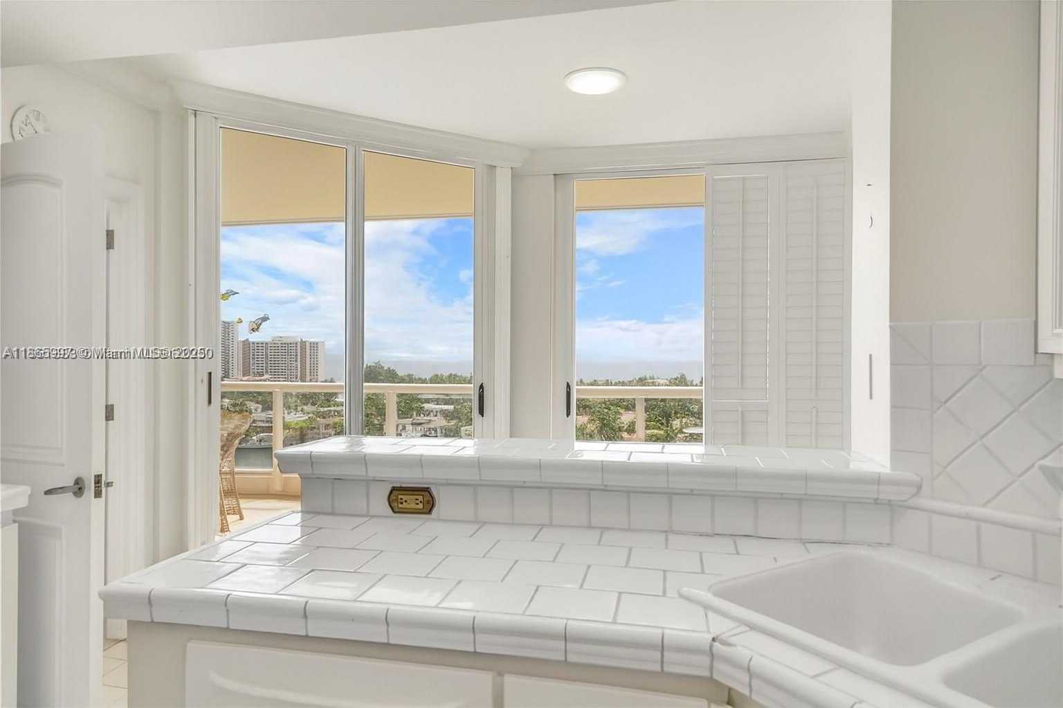 Small Image of 21150 POINT PL #1404, Aventura Number 13