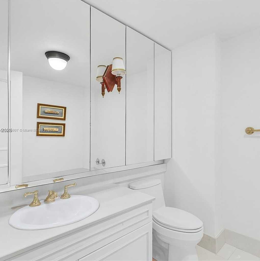 Small Image of 21150 POINT PL #1404, Aventura Number 19