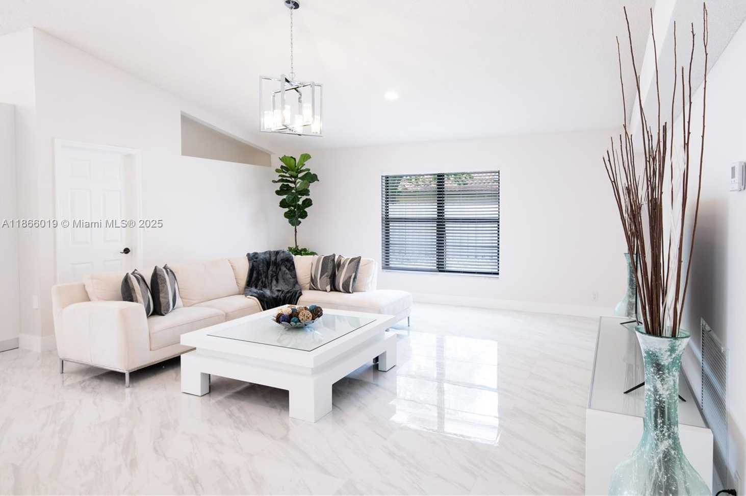 Small Image of 1300 DANBURY AVE, Davie Number 9