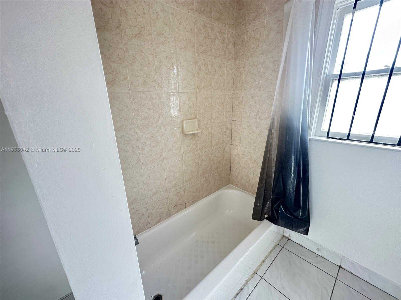 Small Image of 1944 TAYLOR ST #B, Hollywood Number 11