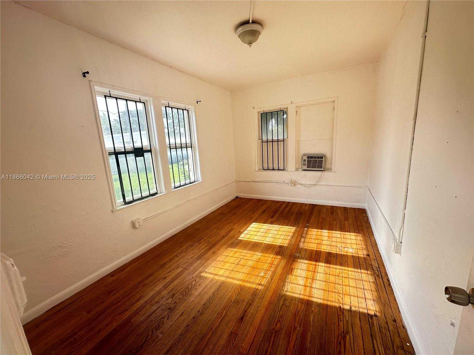 Small Image of 1944 TAYLOR ST #B, Hollywood Number 14