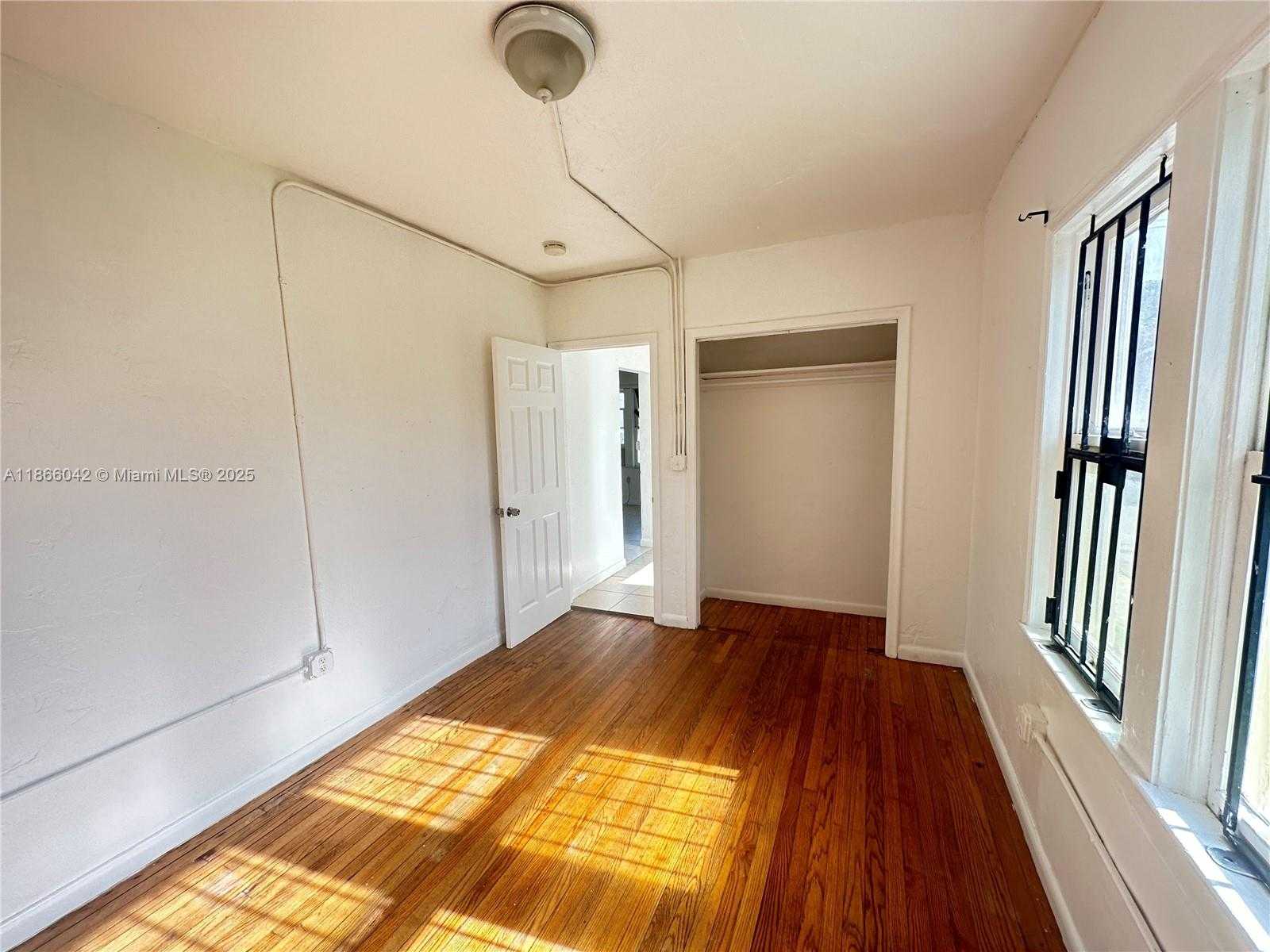 Small Image of 1944 TAYLOR ST #B, Hollywood Number 15