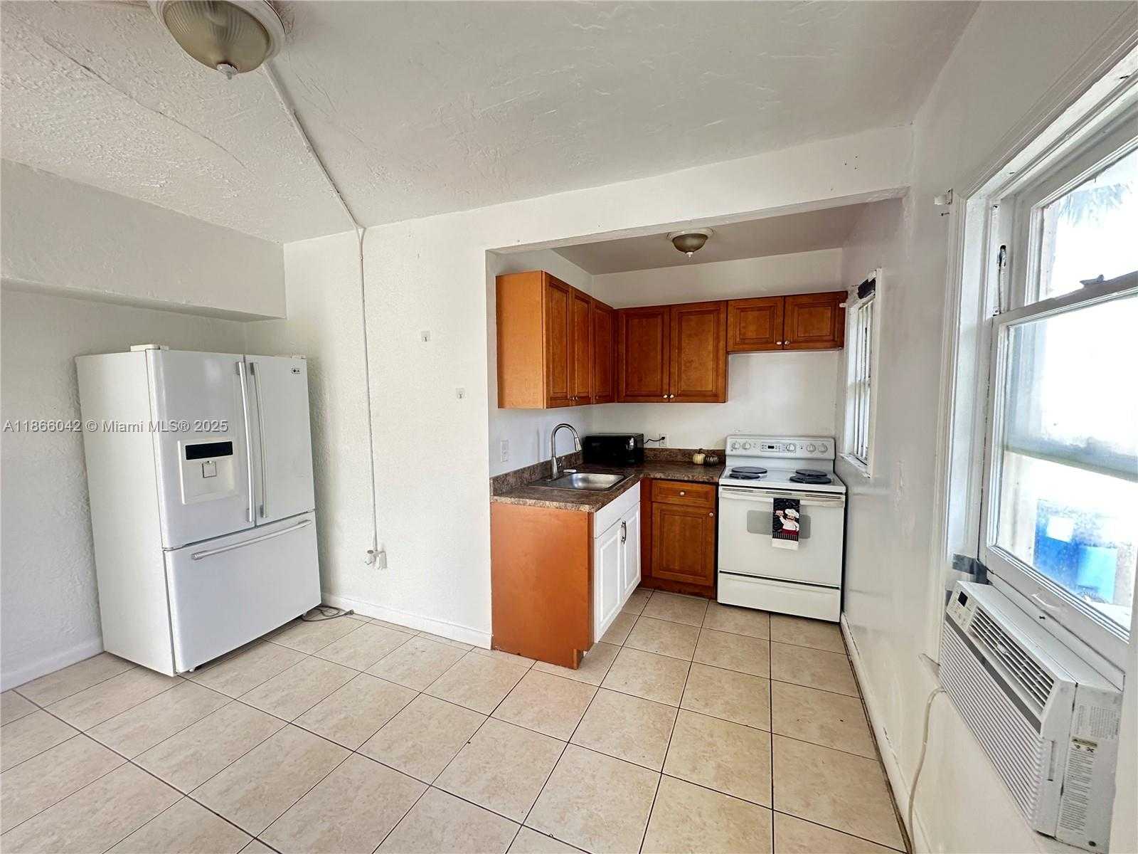 Small Image of 1944 TAYLOR ST #B, Hollywood Number 7