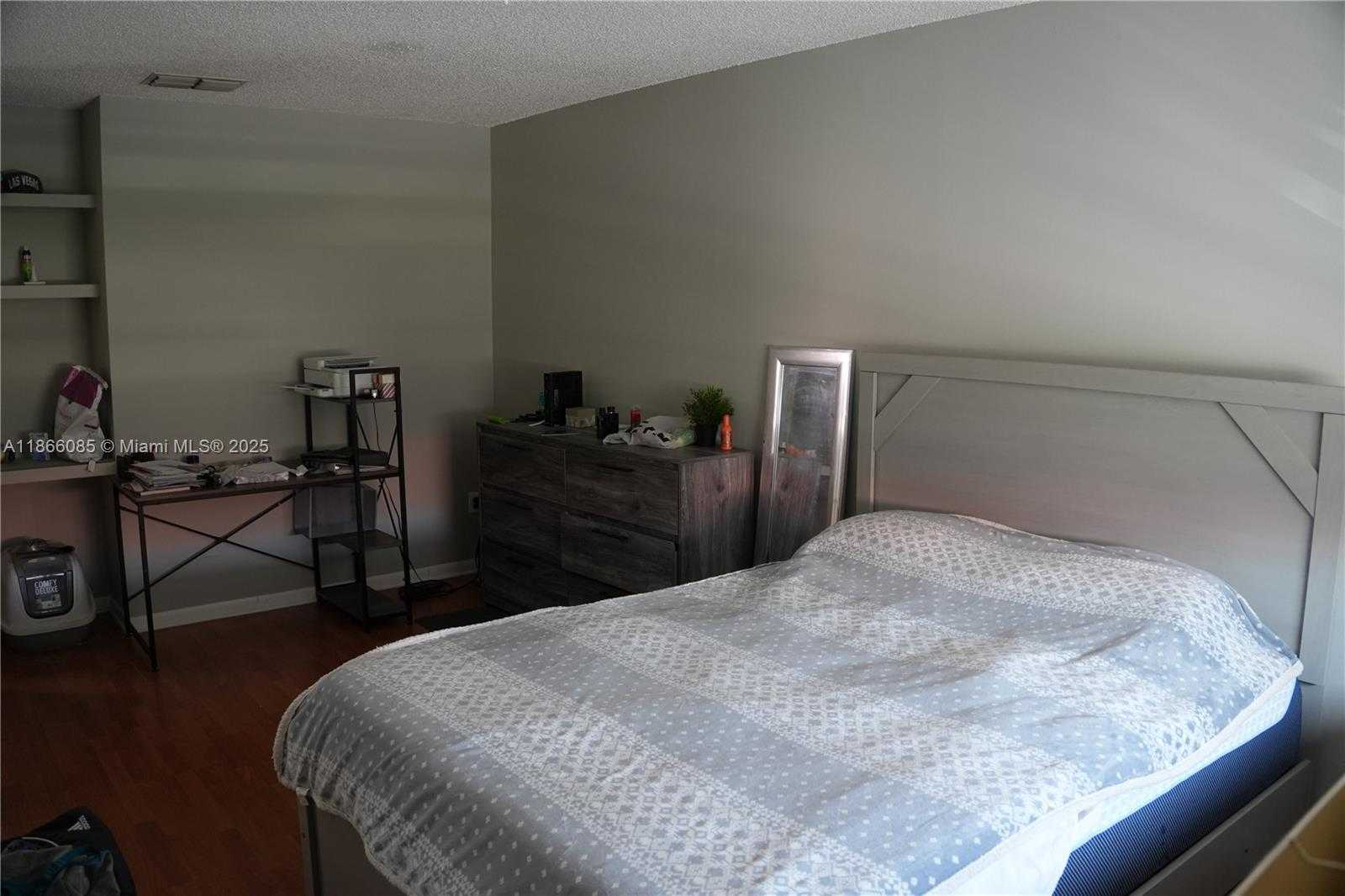 Small Image of Hialeah Number 17