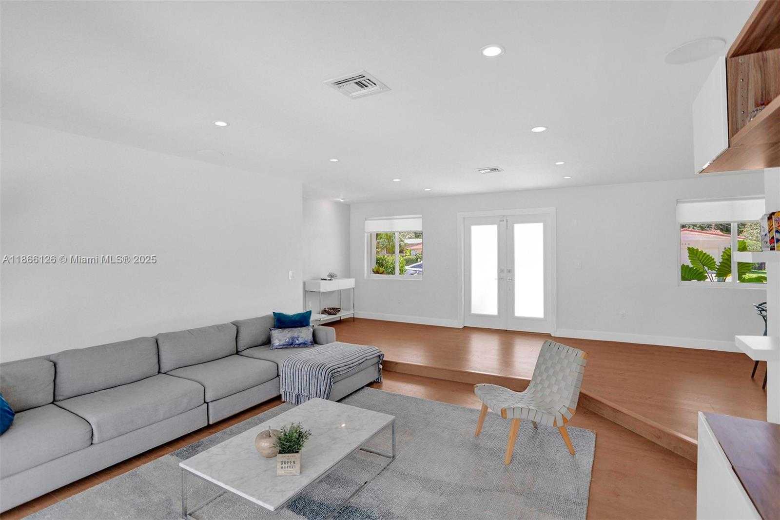 Small Image of 2055 NORTH EAST 202ND ST, Miami Number 7
