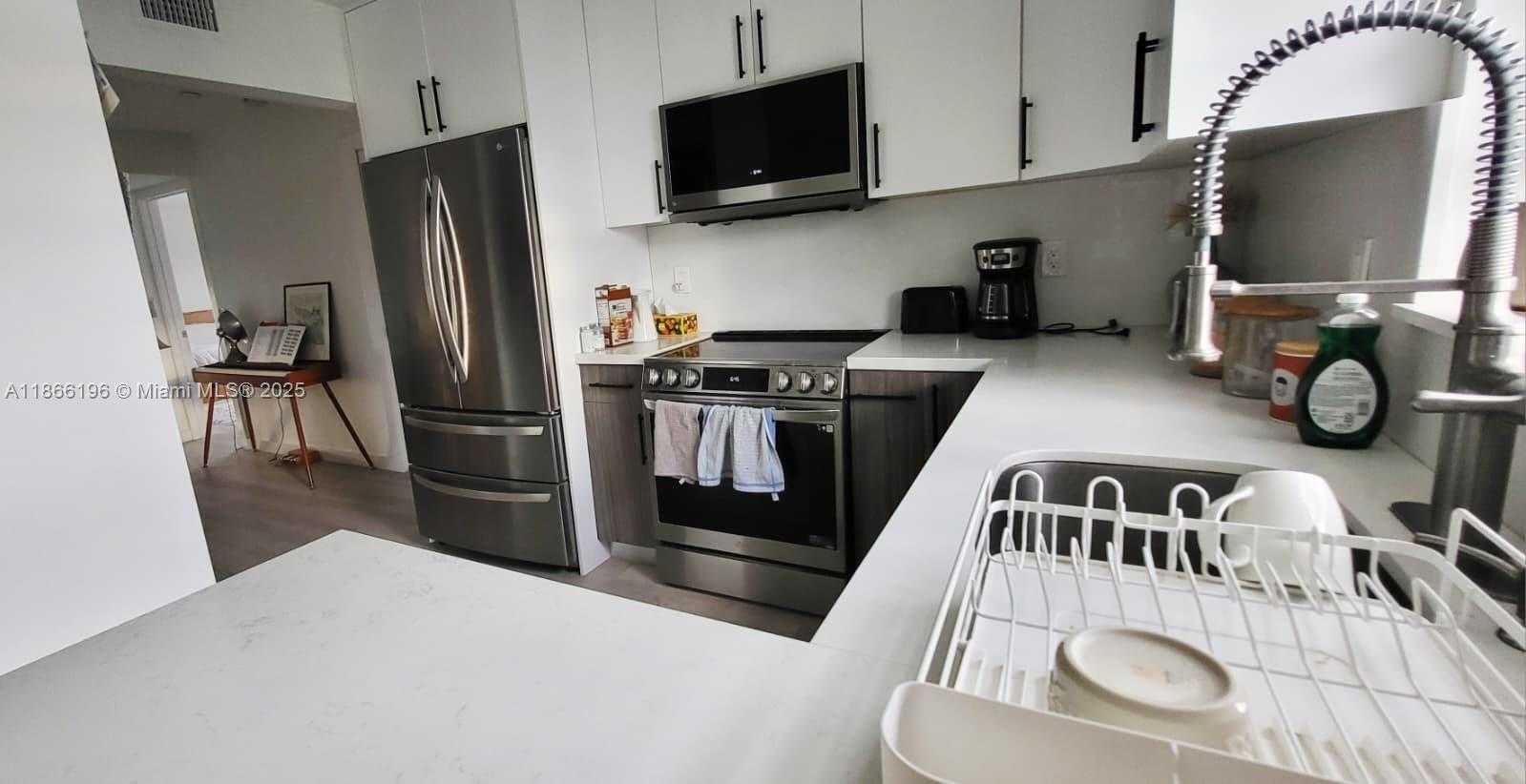 Small Image of 1605 MERIDIAN AVE #401, Miami Beach Number 2