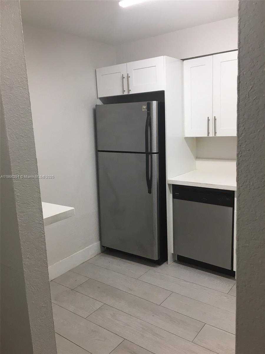 Small Image of 5201 GENEVA WAY #211, Doral Number 3
