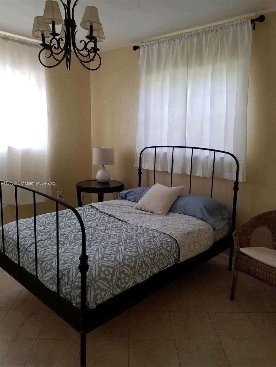 Small Image of 620 NORTH EAST 170TH ST, North Miami Beach Number 3