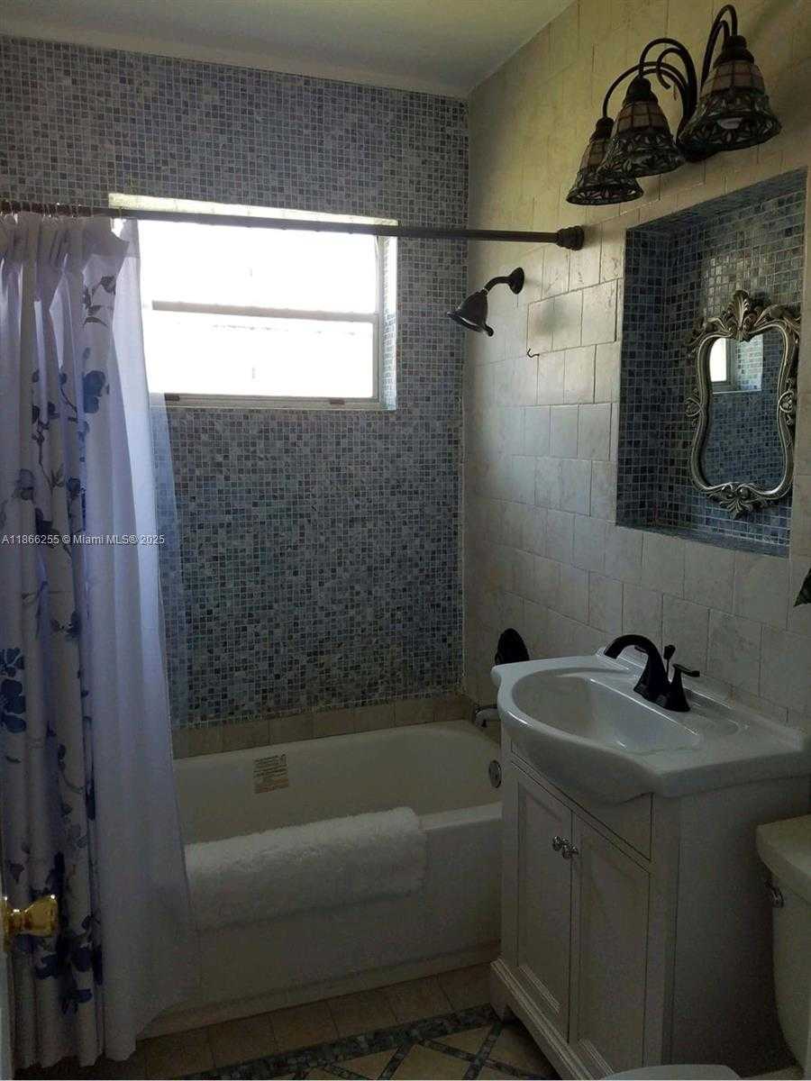 Small Image of 620 NORTH EAST 170TH ST, North Miami Beach Number 4