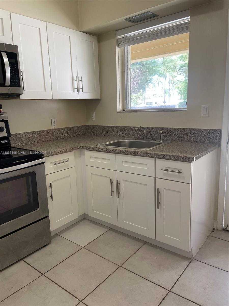 Small Image of 30 PARK DR #12-B, Bal Harbour Number 9
