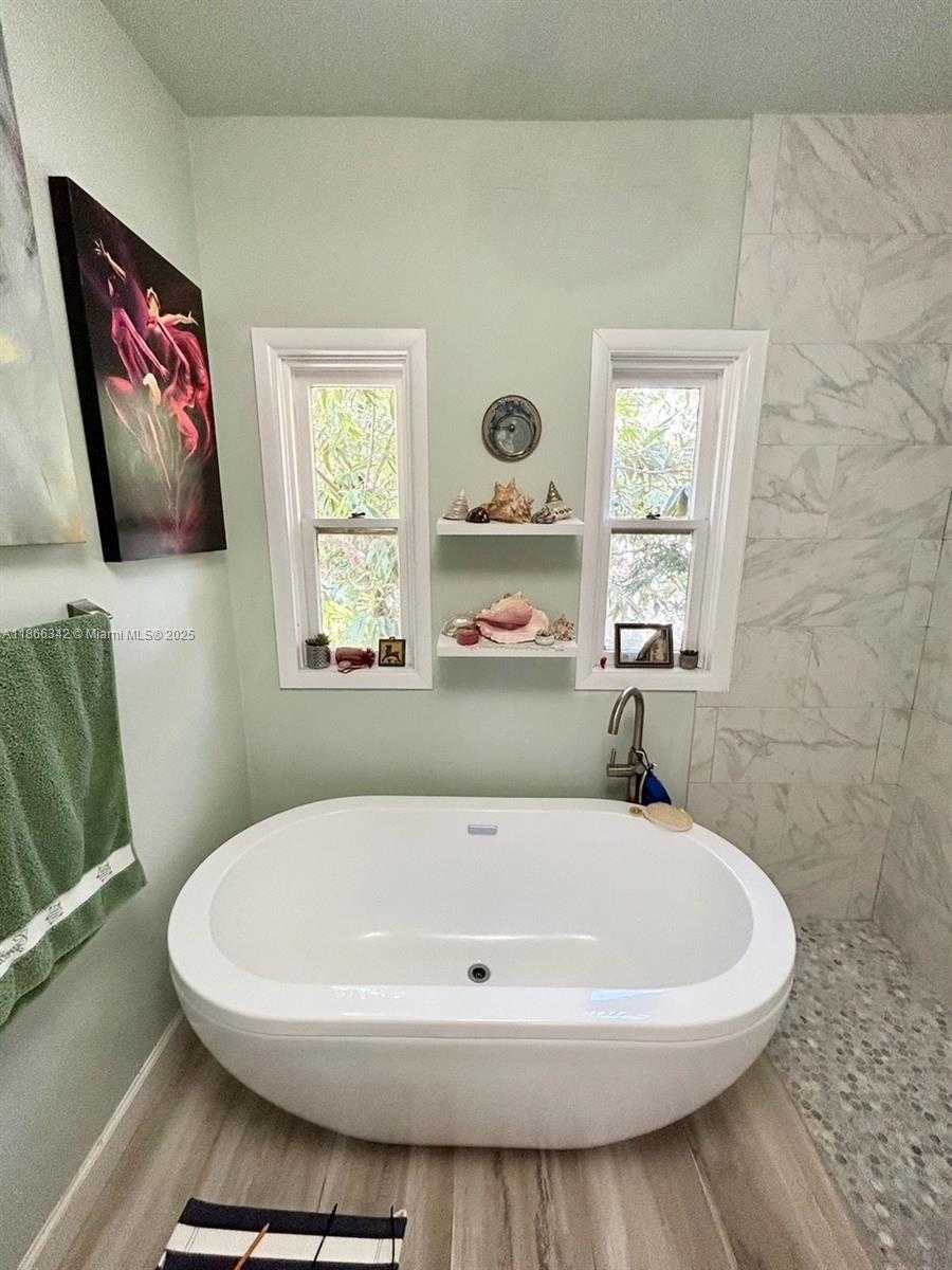 Small Image of 168 NORTH EAST 44TH ST, Miami Number 15