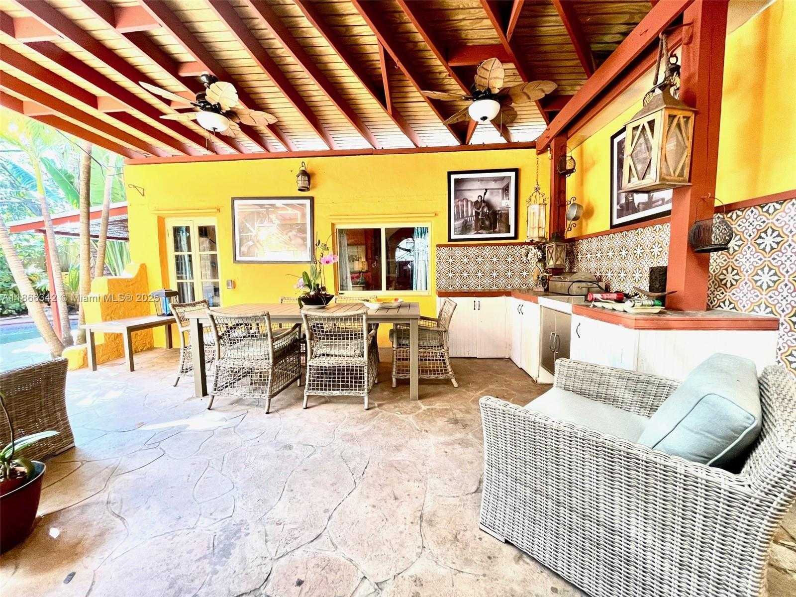 Small Image of 168 NORTH EAST 44TH ST, Miami Number 4