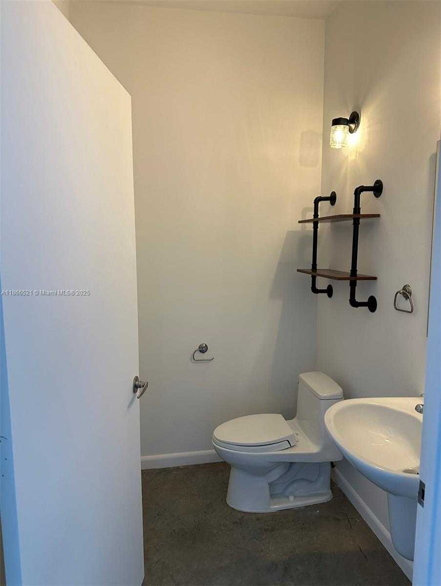 Small Image of 2001 MERIDIAN AVE #522, Miami Beach Number 3
