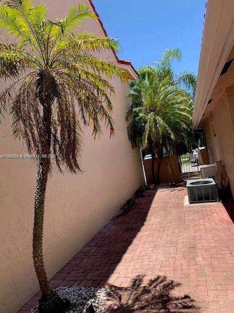 Small Image of 1334 SEAGRAPE CIR, Weston Number 4
