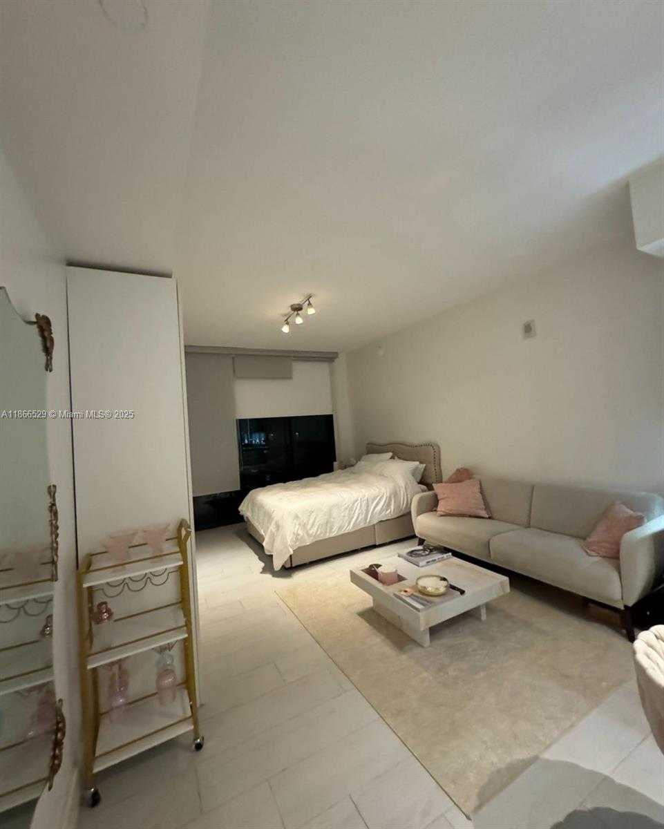 Small Image of 1010 BRICKELL AVE #1510, Miami Number 4