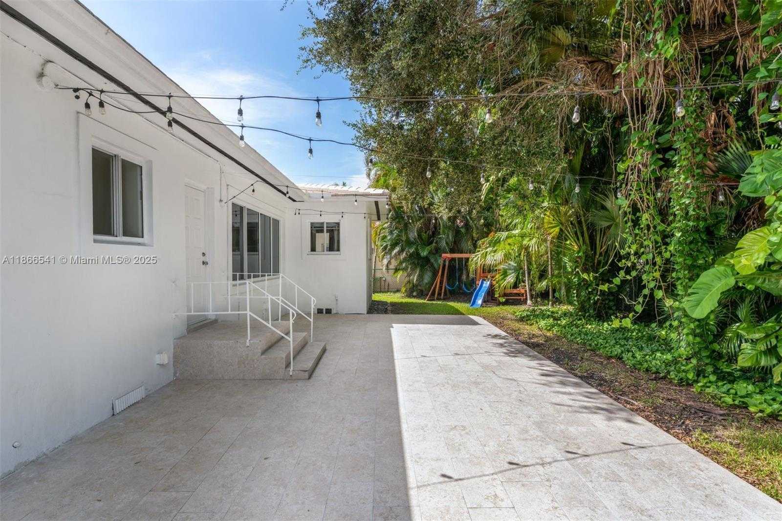 Small Image of 4724 ORDUNA DR, Coral Gables Number 28