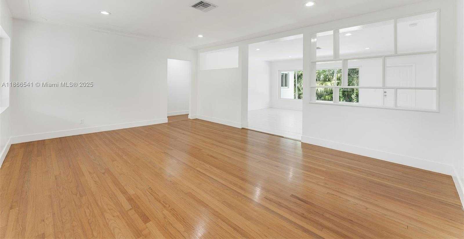 Small Image of 4724 ORDUNA DR, Coral Gables Number 3