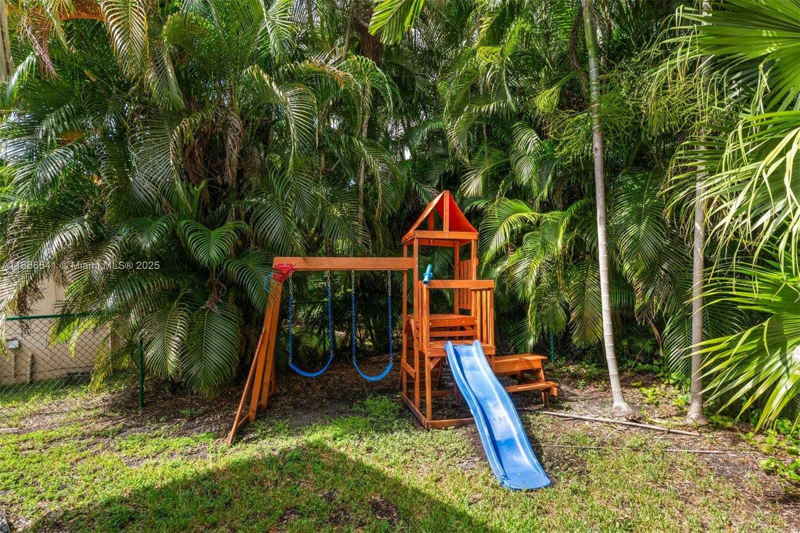 Small Image of 4724 ORDUNA DR, Coral Gables Number 31