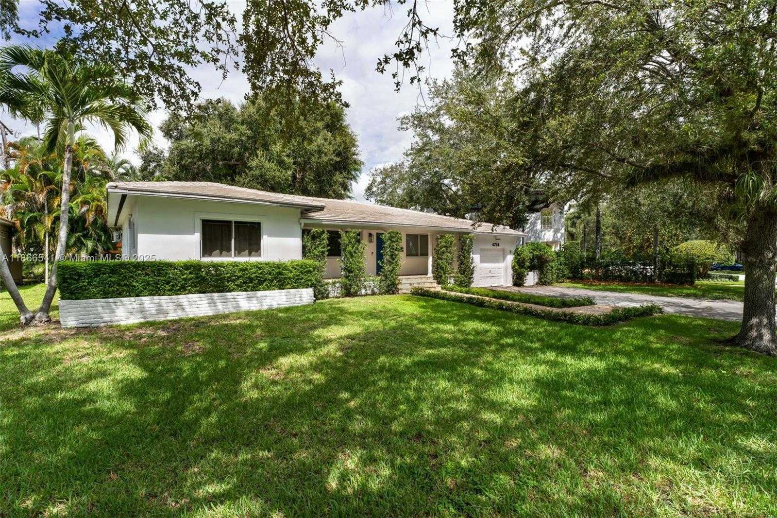 Small Image of 4724 ORDUNA DR, Coral Gables Number 32