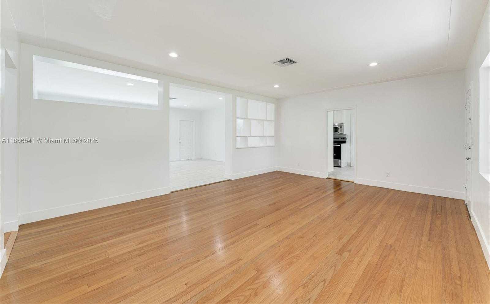 Small Image of 4724 ORDUNA DR, Coral Gables Number 4