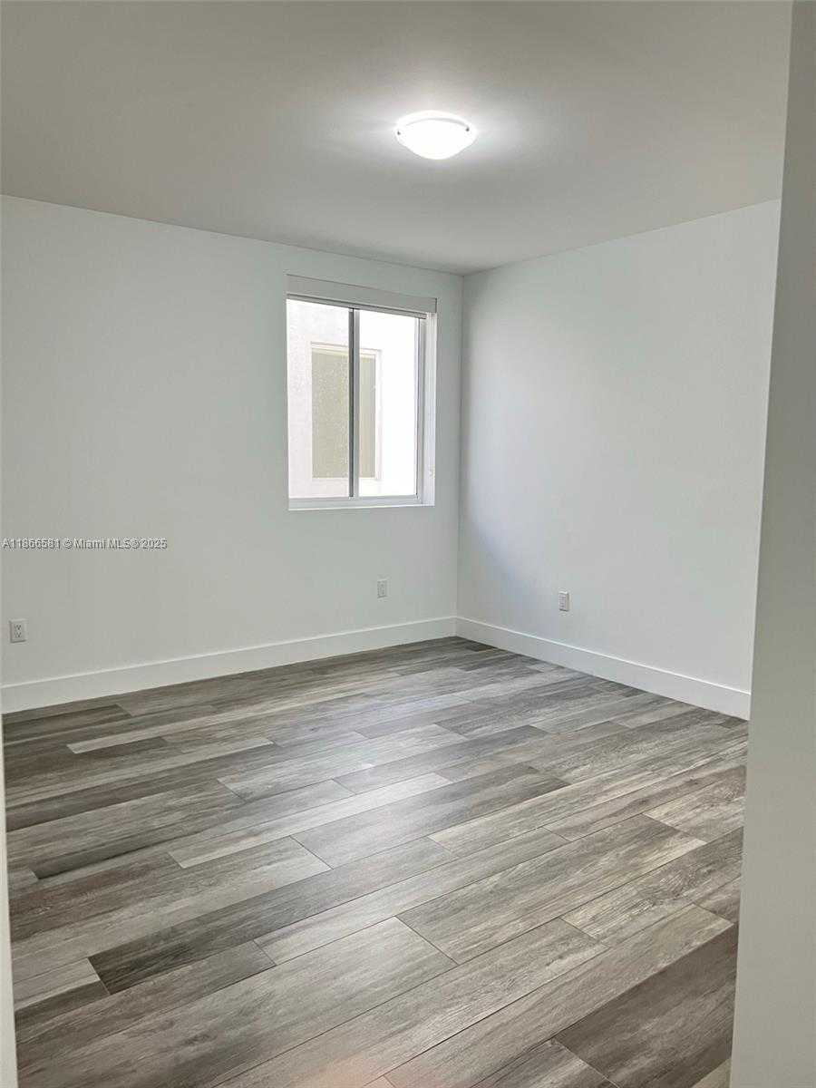 Small Image of Doral Number 34