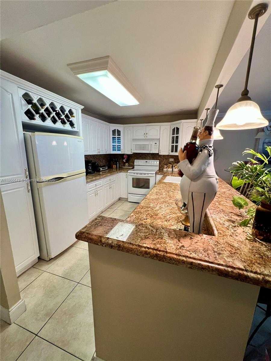 Small Image of 7135 COLLINS AVE #1523, Miami Beach Number 16