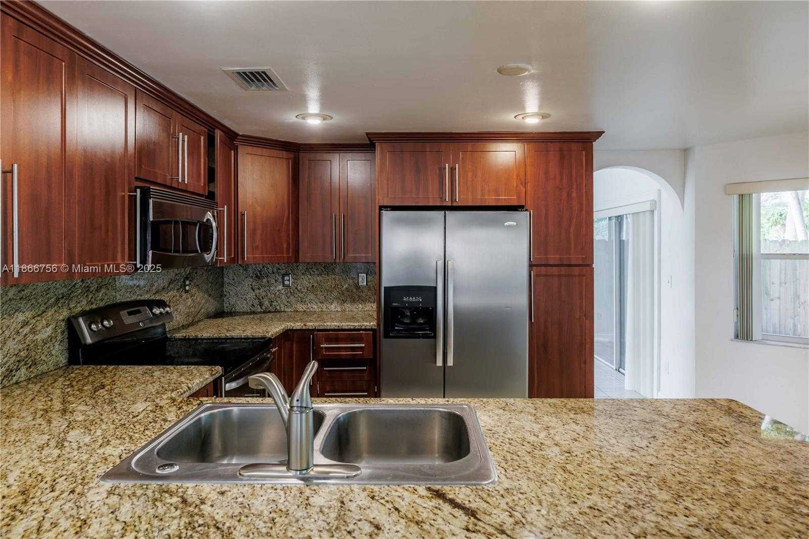 Small Image of 4670 SOUTH WEST 154TH PL, Miami Number 22