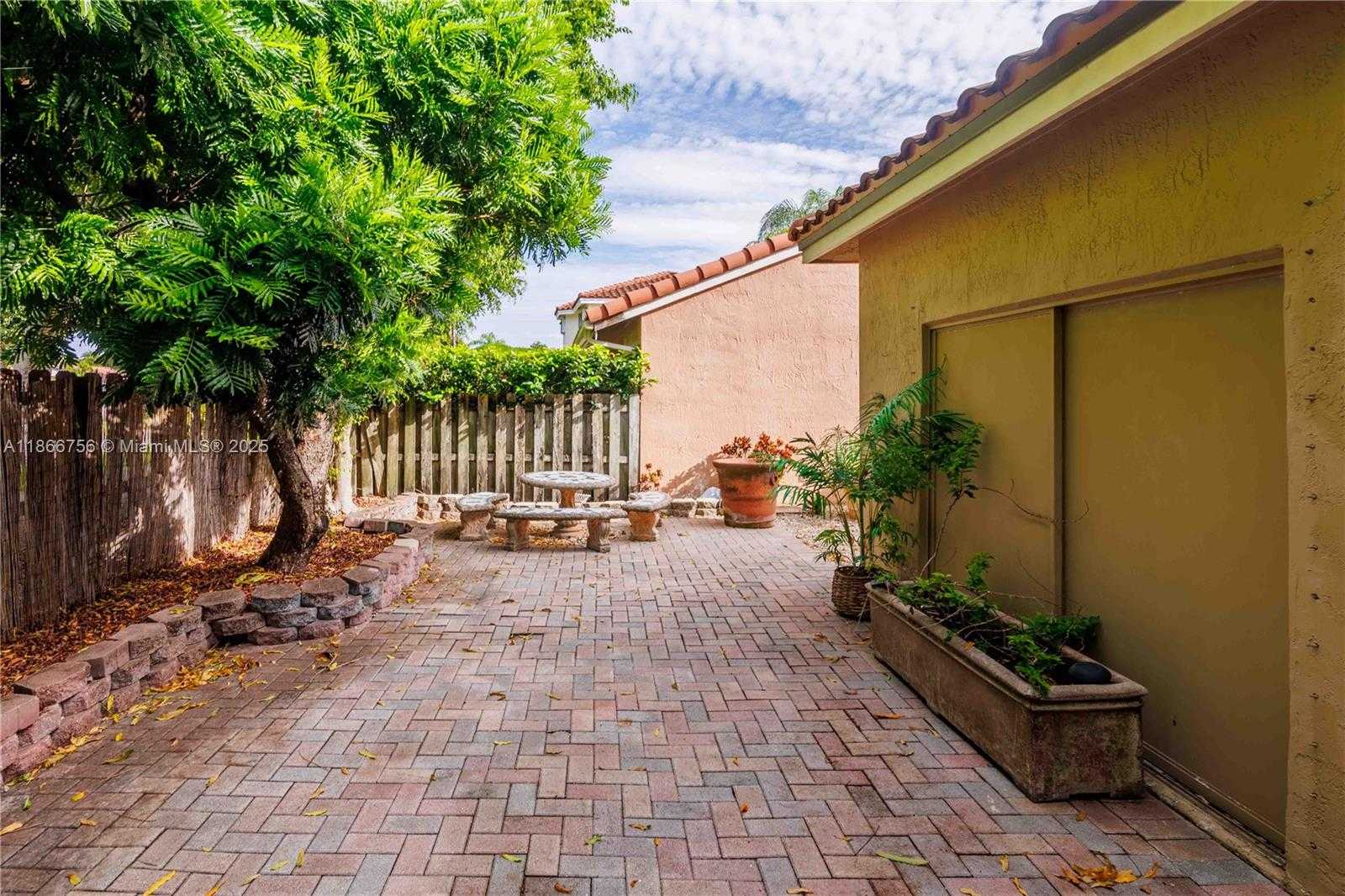 Small Image of 4670 SOUTH WEST 154TH PL, Miami Number 25