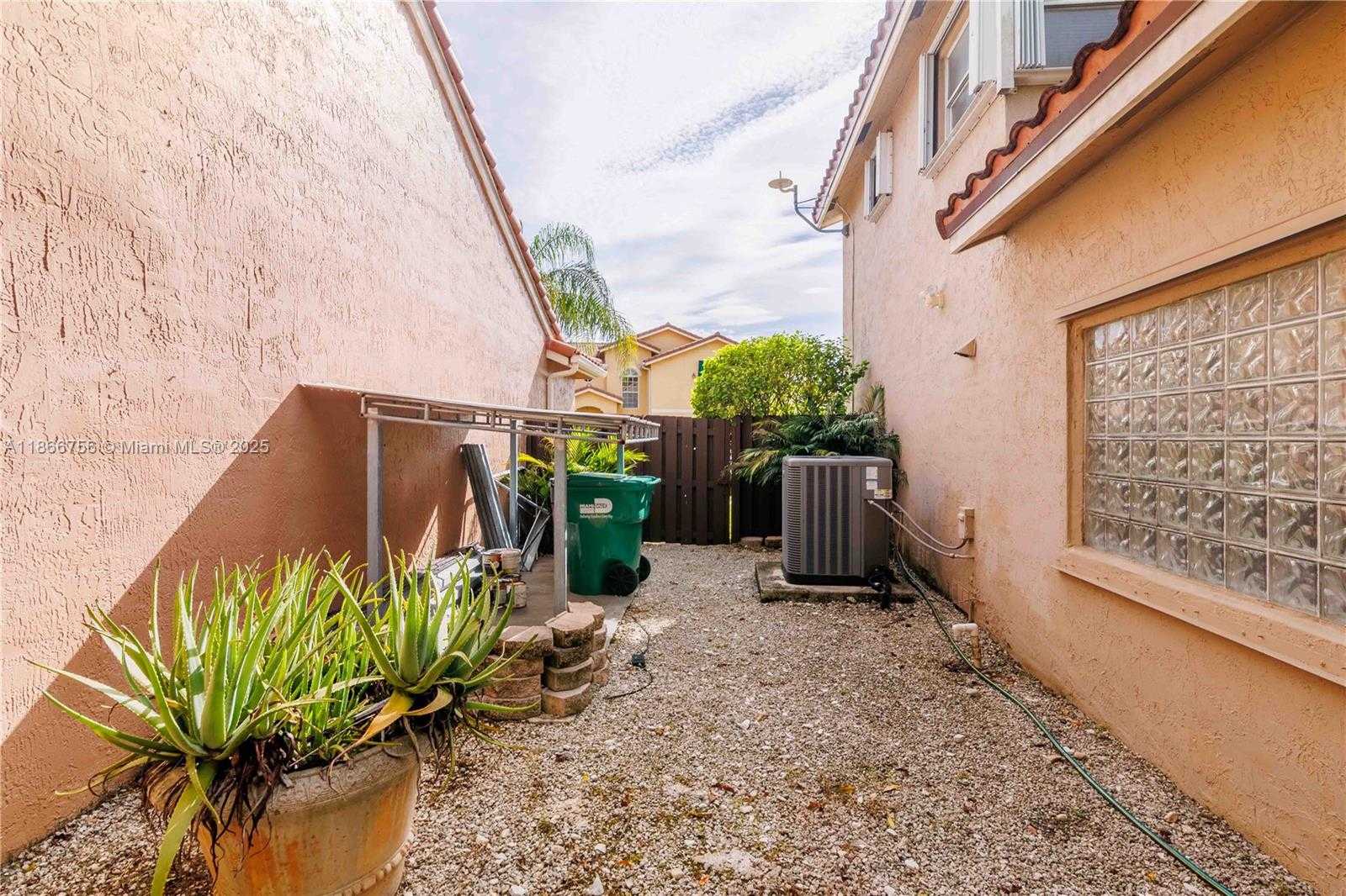 Small Image of 4670 SOUTH WEST 154TH PL, Miami Number 27