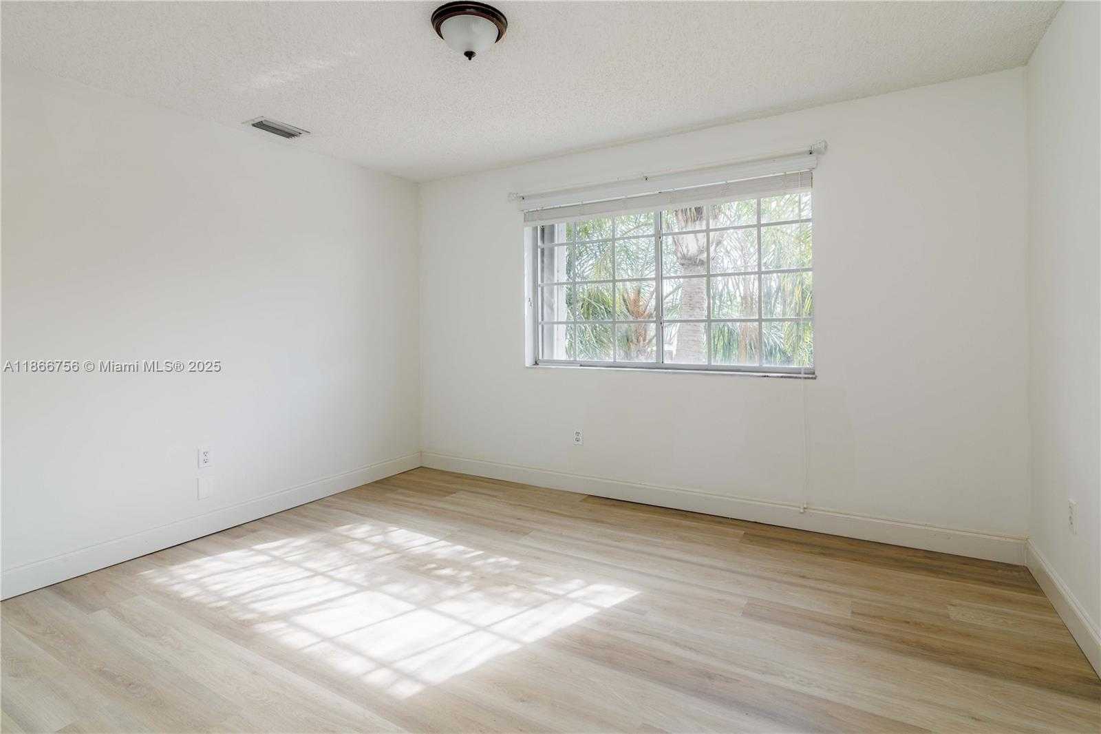 Small Image of 4670 SOUTH WEST 154TH PL, Miami Number 35