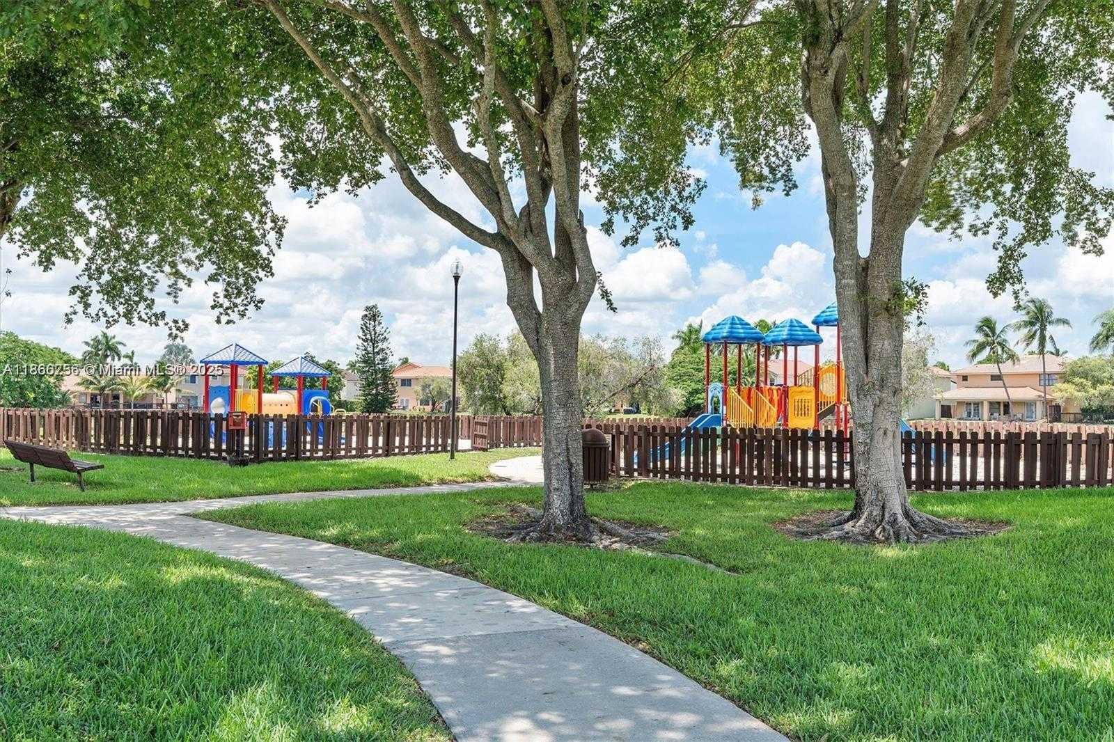 Small Image of 4670 SOUTH WEST 154TH PL, Miami Number 79