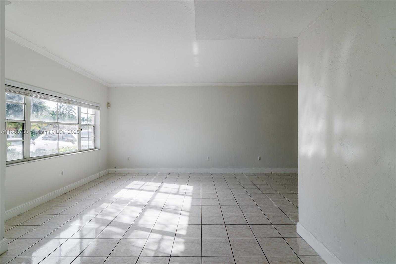 Small Image of 4670 SOUTH WEST 154TH PL, Miami Number 8