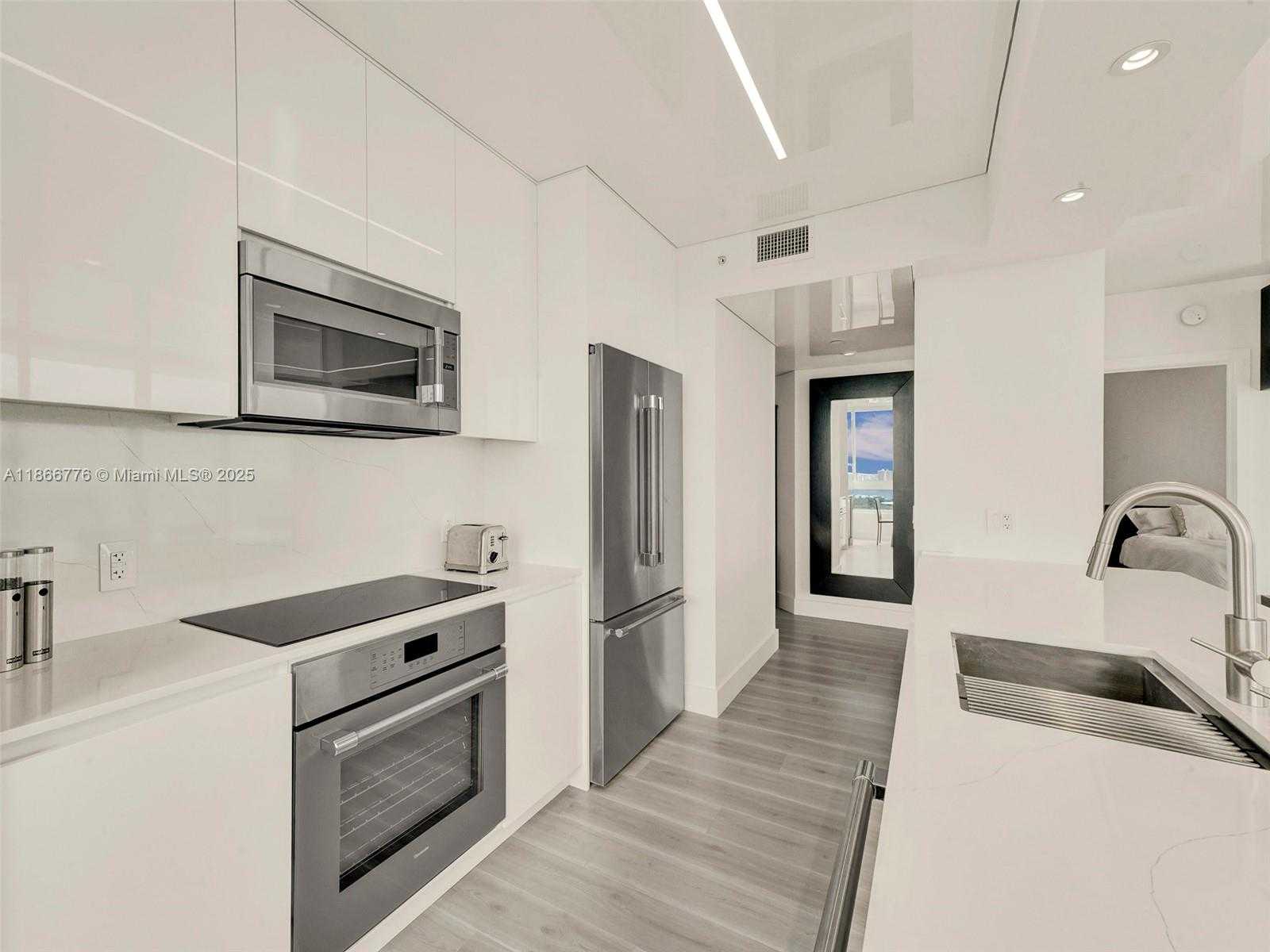 Small Image of 6365 COLLINS AVE #2407, Miami Beach Number 3