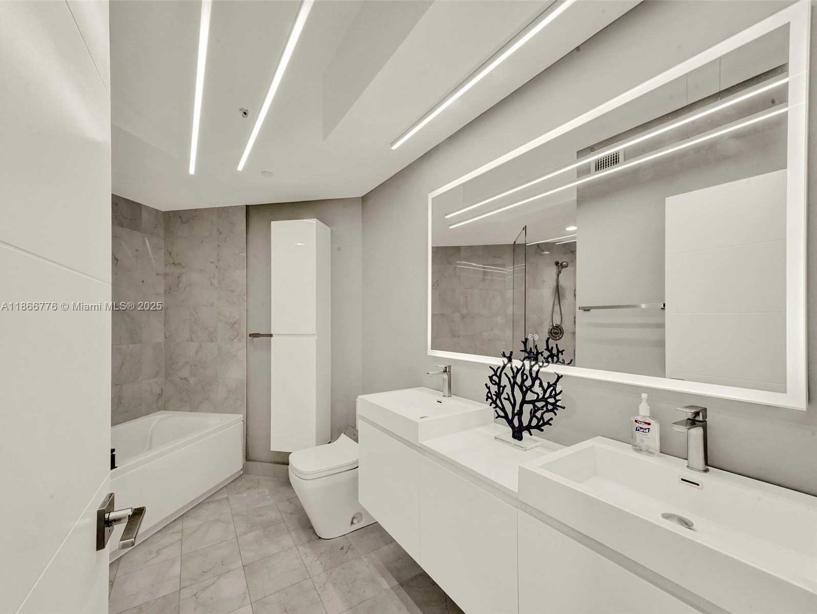 Small Image of 6365 COLLINS AVE #2407, Miami Beach Number 8