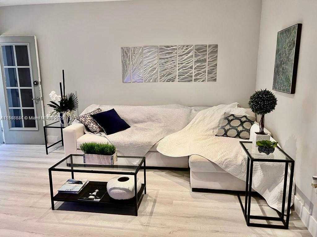 Small Image of 1551 MICHIGAN AVE #6, Miami Beach Number 3